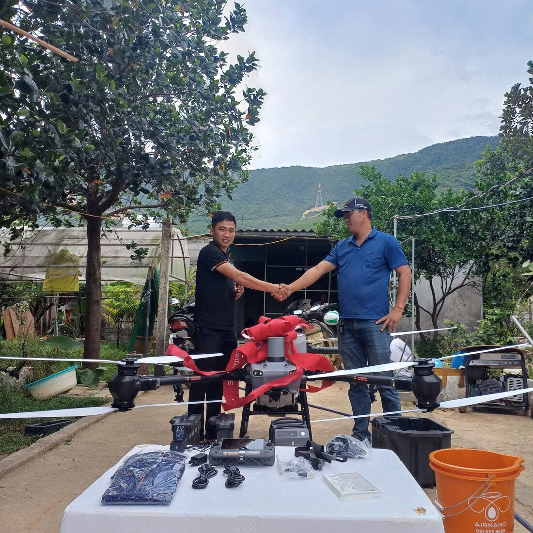 Bàn giao máy bay nông nghiệp cho khách hàng